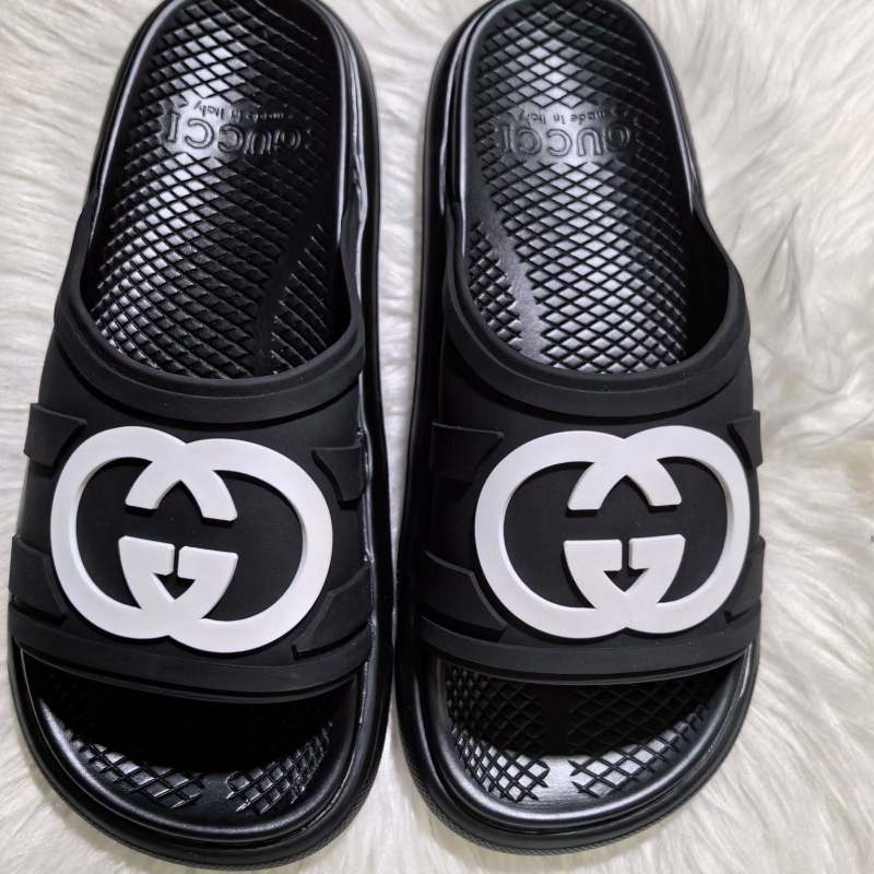 G*u*i slippers